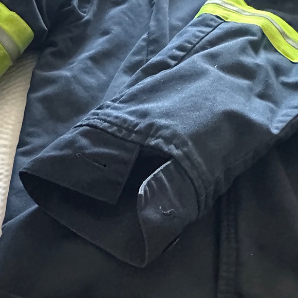 Cintas High-Visibility Navy Work Jacket with Reflective Stripes - Picture 4 of 6